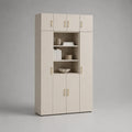 Credenza alta in legno con 8 ante e 3 vani aperti, beige con maniglie color ottone, 120 × 40 × 200 cm